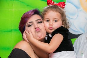 Fotografia família, mãe e filha na festa de criança